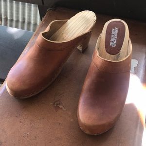 AMERICAN APPAREL TAN CLOGS
